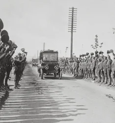 Una visita reale alle truppe, accoglienza entusiasta dai canadesi